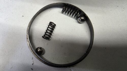 Sicherungsfedern und Kugeln